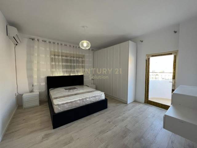 Tirane, jepet me qera apartament Kati 4, 500 Euro (Kristal Center)