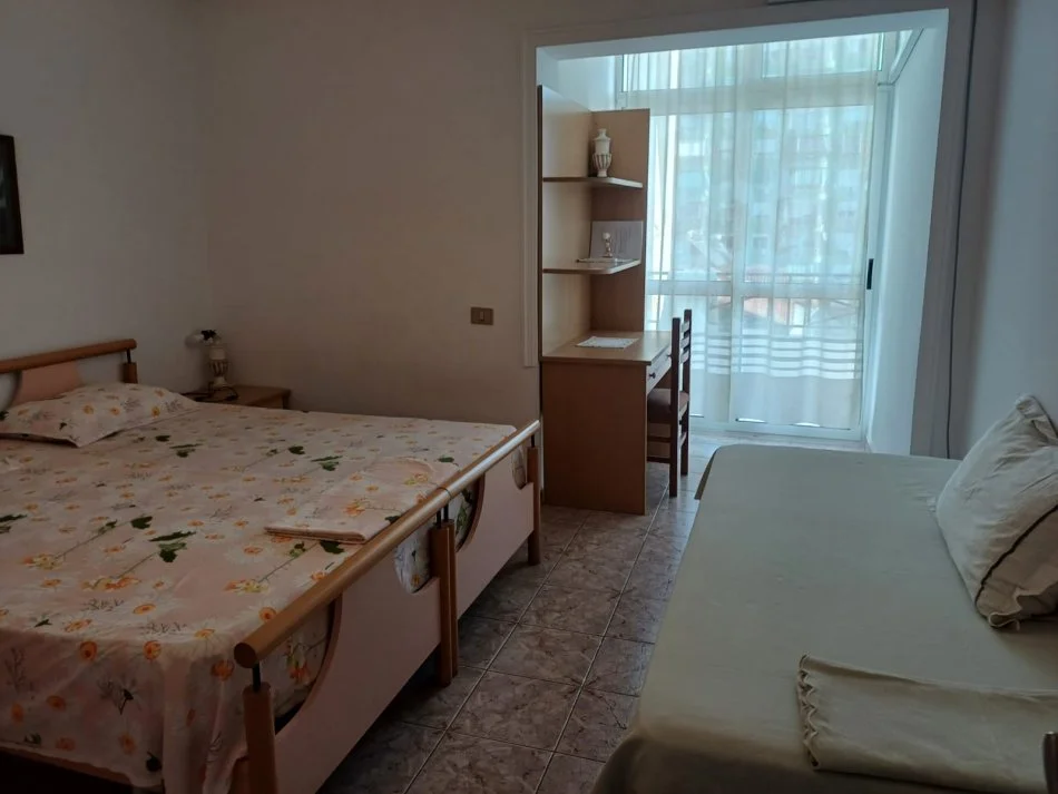 Tirane, jepet me qera apartament 2+1+Ballkon Kati 5, 650 € (Gjin Bue Shpata)
