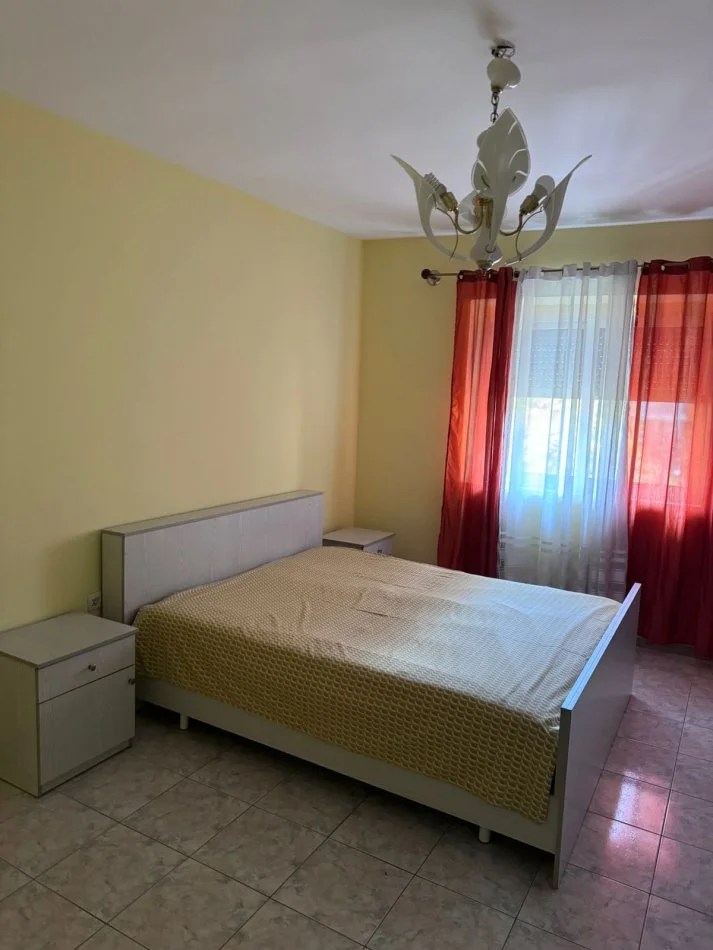 Tirane, jepet me qera apartament 2+1+Ballkon Kati 4, 80 m² 500 € (rruga Elbsanit)