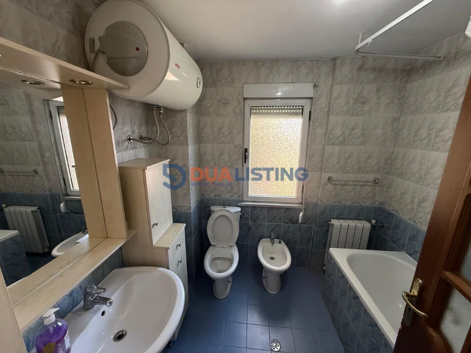 Tirane, jepet me qera apartament duplex 3+1+Ballkon Kati 3, 150 m² 1.250 € (Rruga e Elbasanit)