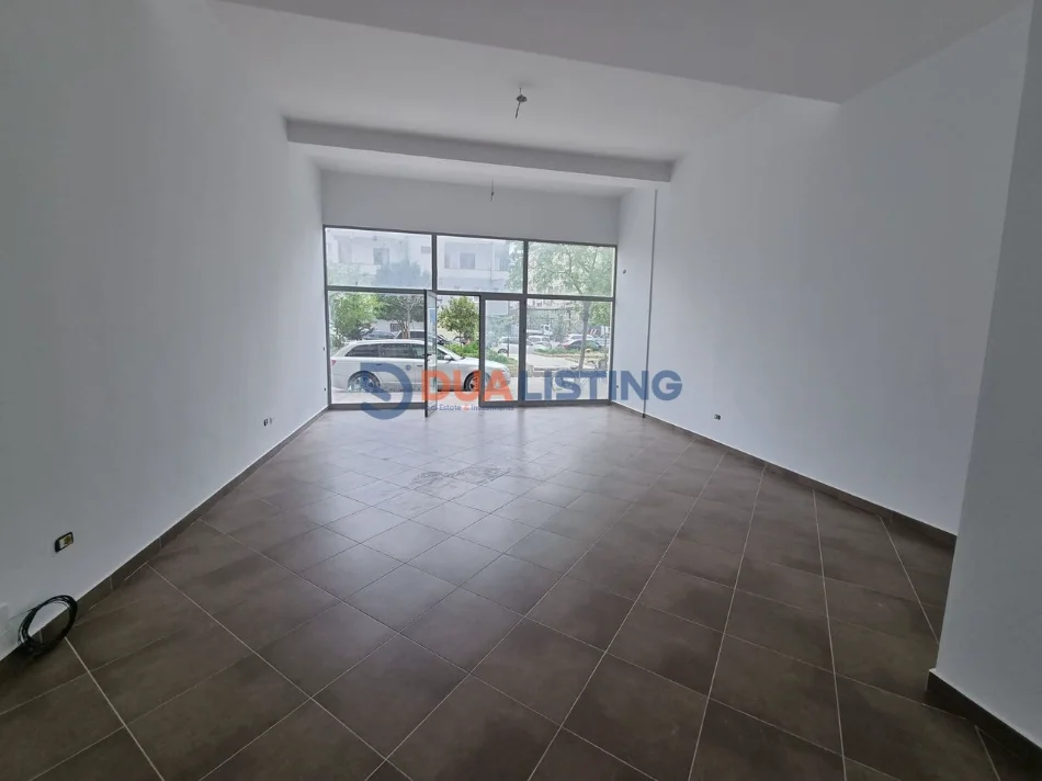 Tirane, jepet me qera dyqan , 52 m² 400 € (Astir)