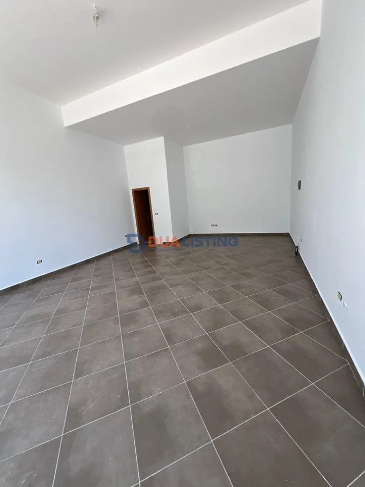Tirane, jepet me qera dyqan , 52 m² 400 € (Astir)