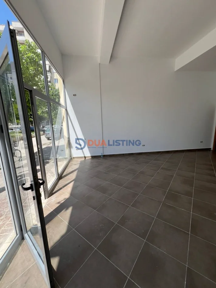 Tirane, jepet me qera dyqan , 52 m² 400 € (Astir)