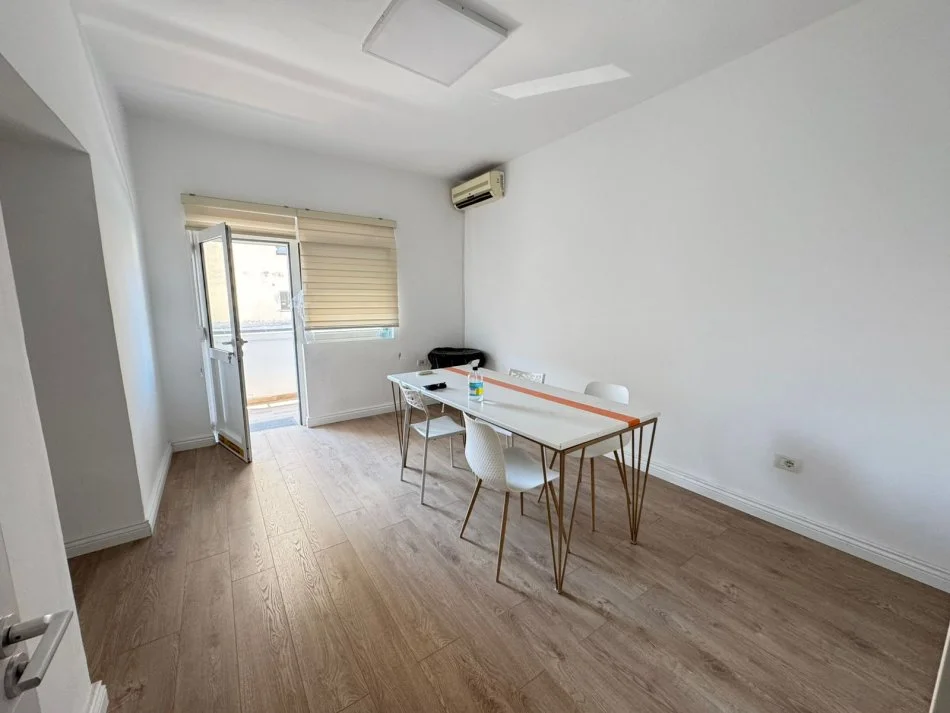 Tirane, jepet me qera apartament 3+1+Aneks+Ballkon Kati 3, 120 m² 800 € (Bllok)