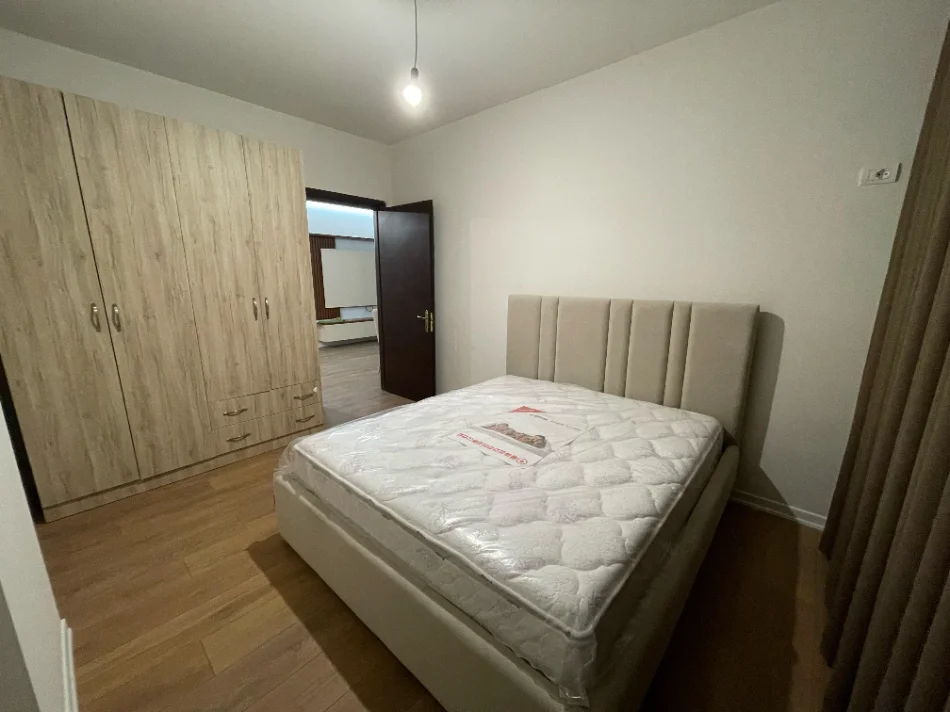 Tirane, jepet me qera apartament 2+1 Kati 4, 450 € (kashar)