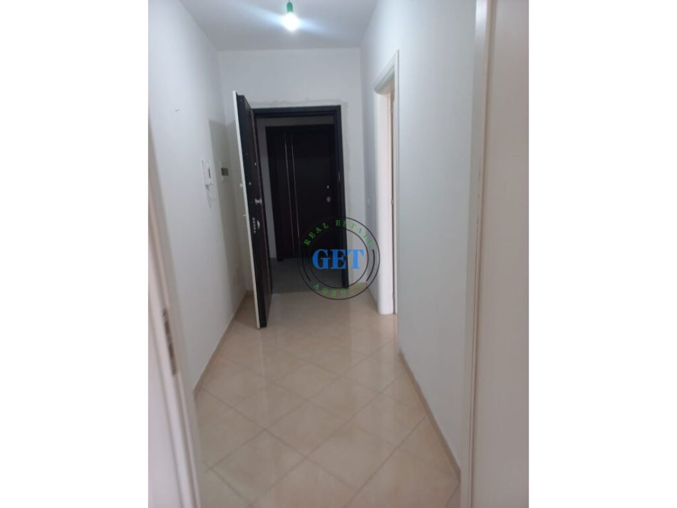Durres, jepet me qera apartament 1+1+Ballkon Kati 6, 70 m² 300 € (Plazh, Durrës)