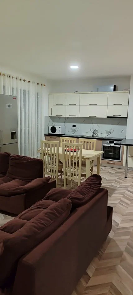 Tirane, jepet me qera apartament 2+1+Ballkon Kati 4, 120 m² 500 € (rruga 5 Maj)