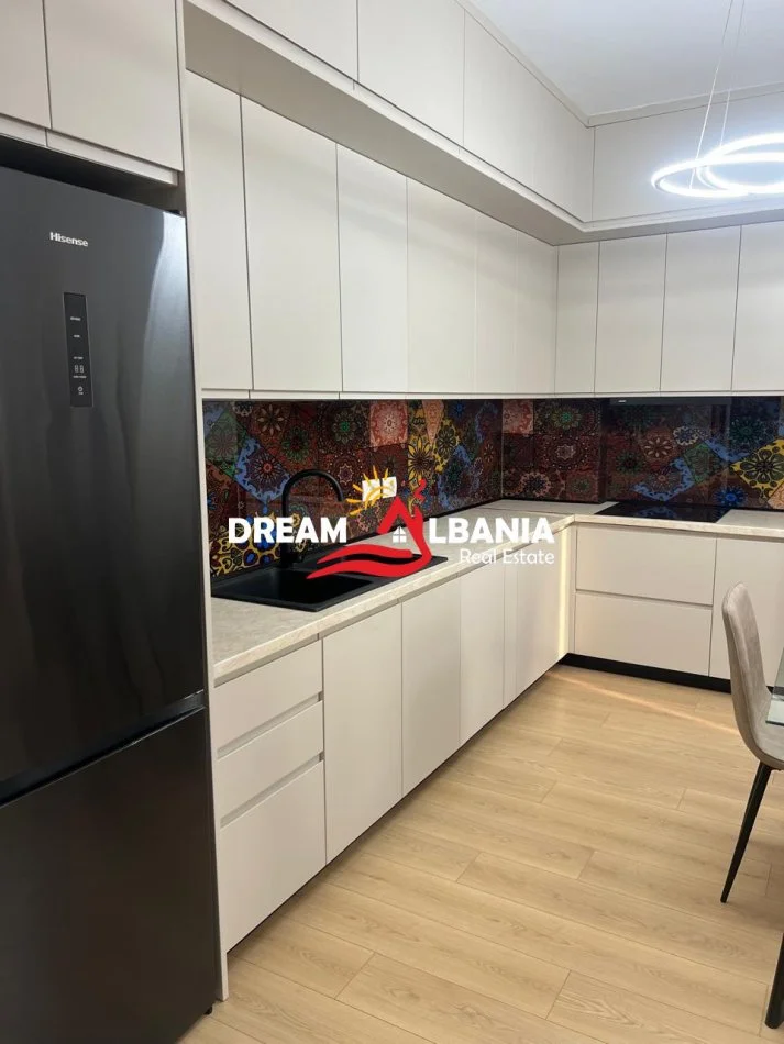 Tirane, jepet me qera apartament 1+1 , 70 m² 750 € (Jordan Misja)