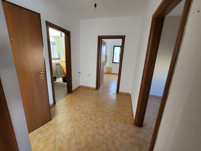 Tirane, jepet me qera apartament Kati 3, 92 m² 40.000 Leke (Rruga Naim Frasheri)