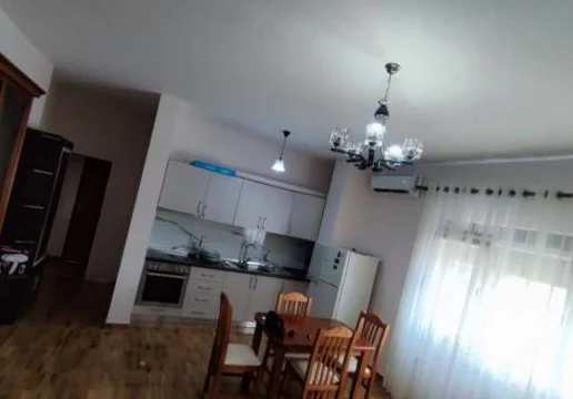 Tirane, jepet me qera apartament 2+1+Ballkon Kati 4, 96 m² 600 € (Pazari ri)