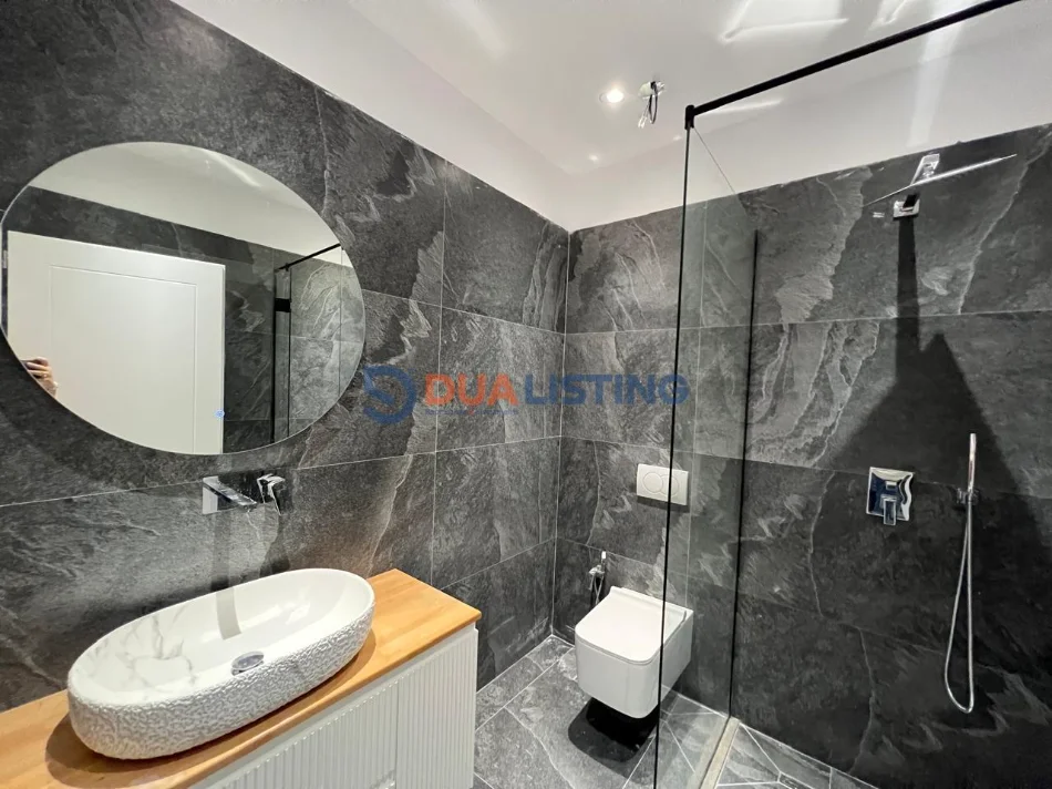 Tirane, jepet me qera zyre , 75 m² 950 € (Qender)