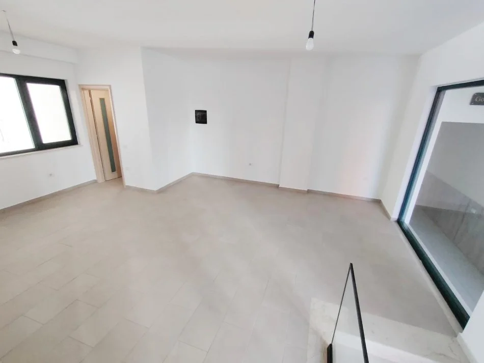 Tirane, jepet me qera ambjent biznesi Kati 0, 45 m² 350 € (Rezidenca Green City)