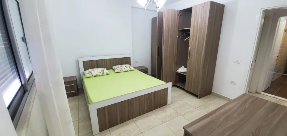 Tirane, jepet me qera apartament 2+1+Ballkon Kati 2, 97 m² 700 € (Vasil Shanto prane Gjimnazit Besnik Sykja)
