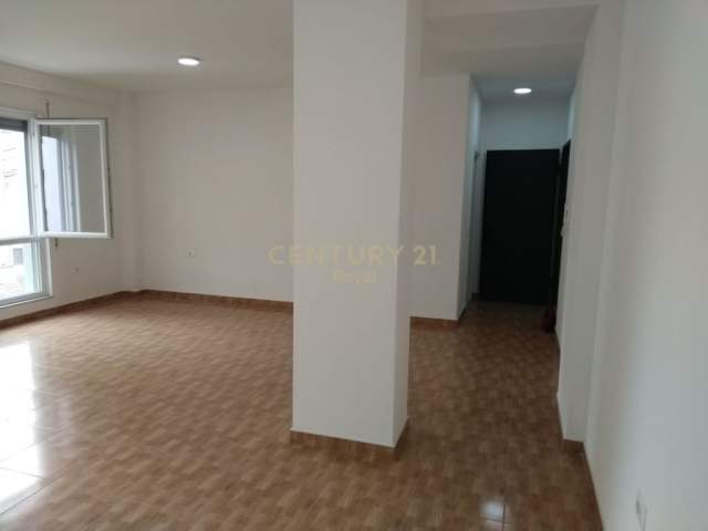 Tirane, jepet me qera zyre Kati 2, 65 m² 500 Euro (9 Kateshet)