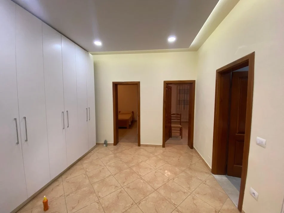 Tirane, jepet me qera Vile 2+1+Aneks Kati 1, 700 € (Pallati Brigatave)