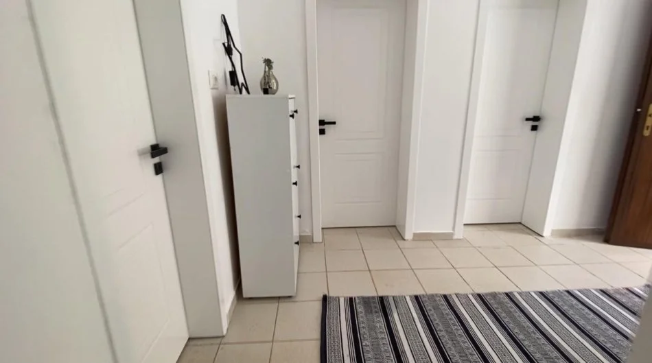 Tirane, jepet me qera shtepi 2+1+Ballkon Kati 1, 91 m² 600 € (rruga Sadik Petrela)