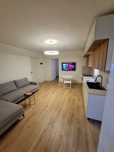 Tirane, jepet me qera apartament 2+1 , 60 m² 600 € (Rruga e Barrikadave)