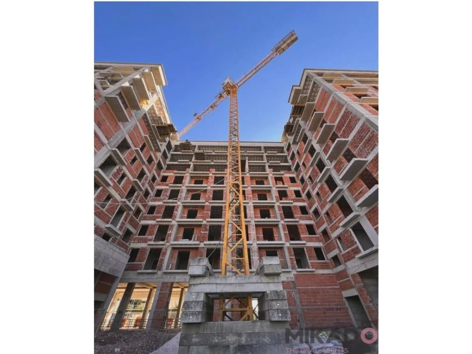 Shitet Apartament 1+1 tek "Rruga Teuta" Kamez !