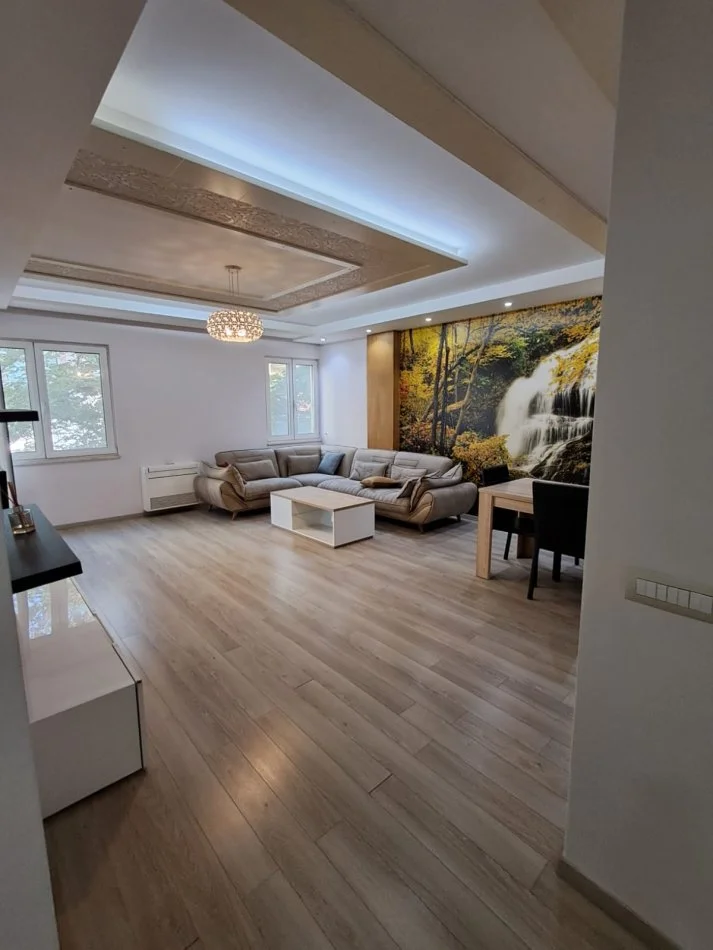 Tirane, jepet me qera apartament 3+1+Aneks+Ballkon , 120 m² 1.600 € (Bllok)