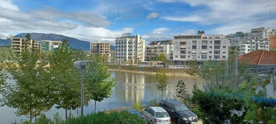 Okazion Liqeni Thate , shitet Ambient (Biznes, parkim) Kati 0, 120 m²