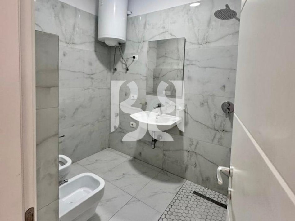Tirane, jepet me qera apartament 2+1 Kati 3, 95 m² 850 € (Rruga e Kosovareve)