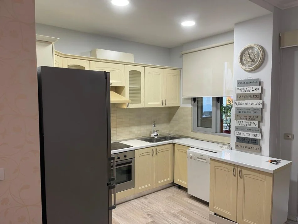 Tirane, jepet me qera apartament 2+1+Ballkon Kati 3, 1.000 m² 850 € 