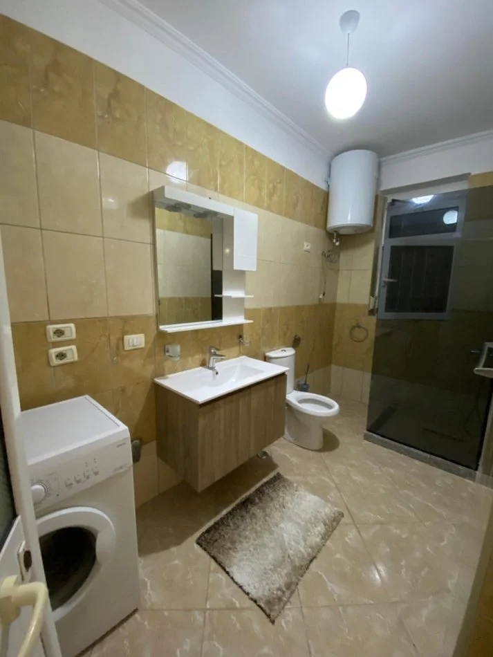 Tirane, jepet me qera 1+1+Ballkon Kati 2, 65 m² 400 € (3 vellezerit kondi)