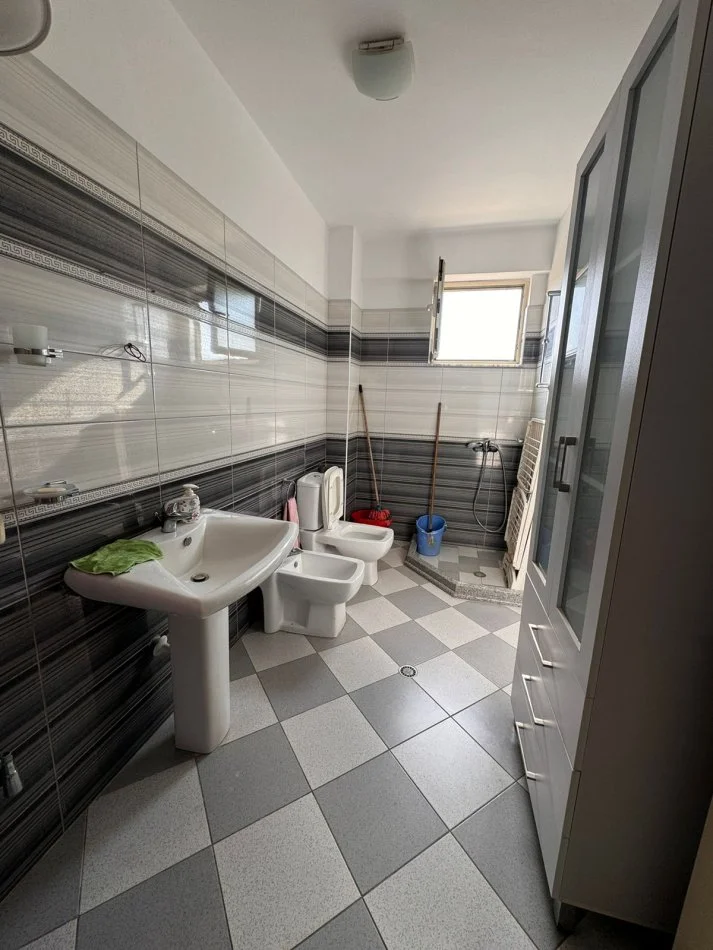 Durres, jepet me qera apartament 2+1+Ballkon Kati 10, 400 € 