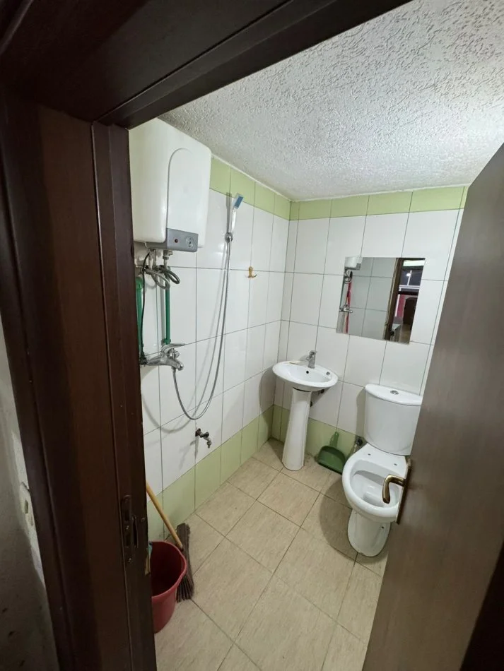 Tirane, jepet me qera garsonier 1+1 , 300 € 