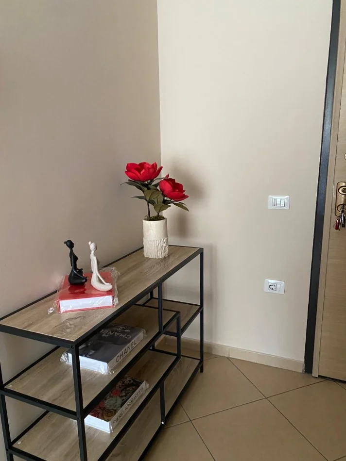 Tirane, jepet me qera apartament 1+1+Ballkon Kati 4, 68 m² 600 € (Rruga e kavajes)