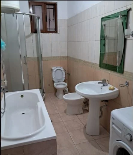Tirane, jepet me qera Vile 1+1+Ballkon Kati 3, 72 m² 300 € (Rruga. Ymer Sallaku)