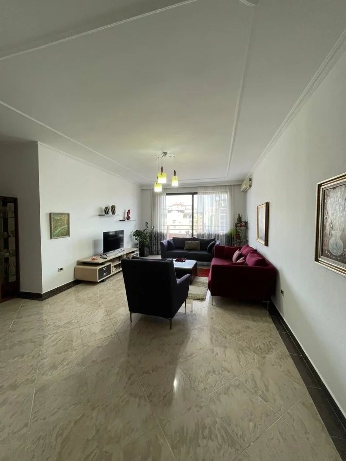 Tirane, jepet me qera apartament 2+1+Ballkon Kati 8, 145 m² 800 € (Bllok)