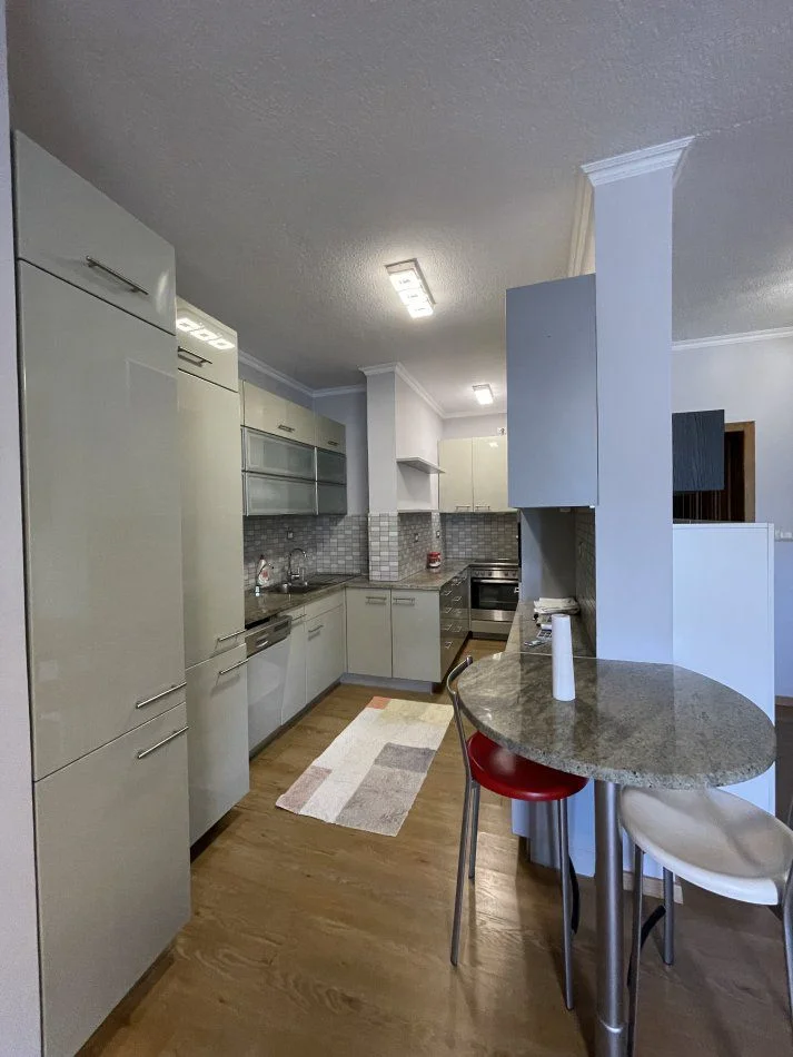 Tirane, jepet me qera apartament 2+1+Aneks+Ballkon Kati 5, 800 € (rruga e kosovareve)