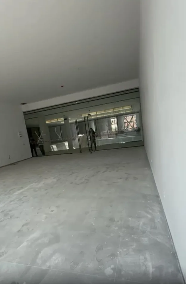 Ambient komercial per Qira tek Tirana Garden prane 21 Dhjetorit.