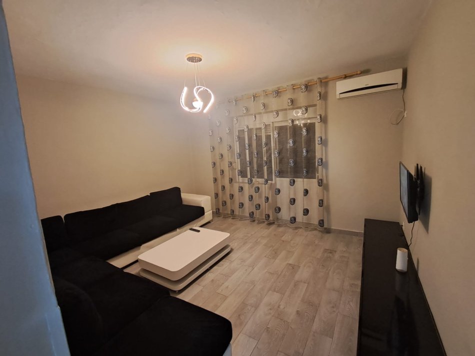 Tirane, jepet me qera apartament 2+1+Aneks+Ballkon Kati 4, 72 m² 600 € (Ali Demi)