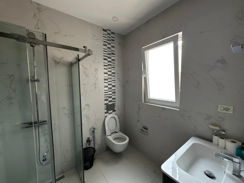 Tirane, jepet me qera zyre Kati 10, 125 m² 2.300 € (Blloku)