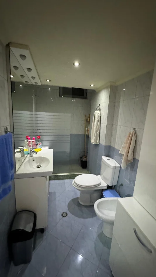 Tirane, jepet me qera apartament 2+1 , 75 m² 