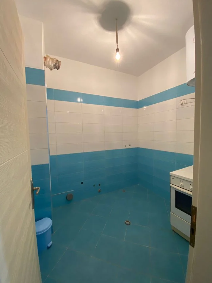 Tirane, jepet me qera apartament 2+1+Ballkon Kati 2, 105 m² 500 € (Astir Prane Rrethrrotullimit (Big Pjata))