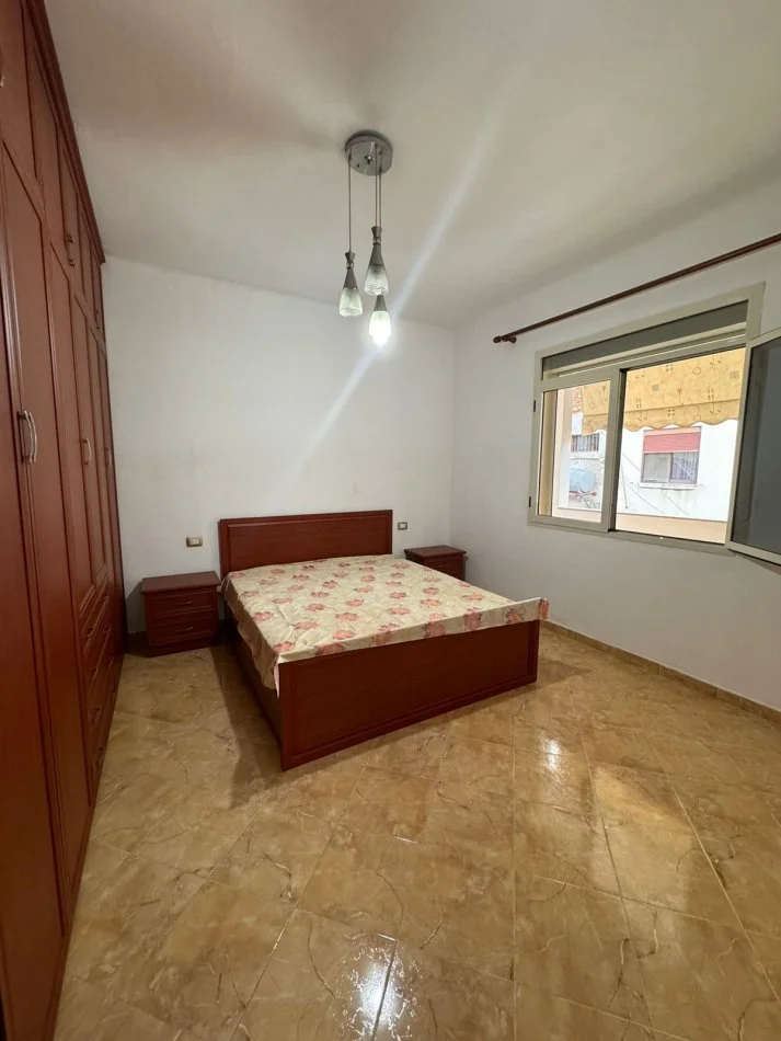 Durres, jepet me qera shtepi 2+1+2 Kati 2, 100 m² 400 € (STACIONI TRENIT DURRES!)