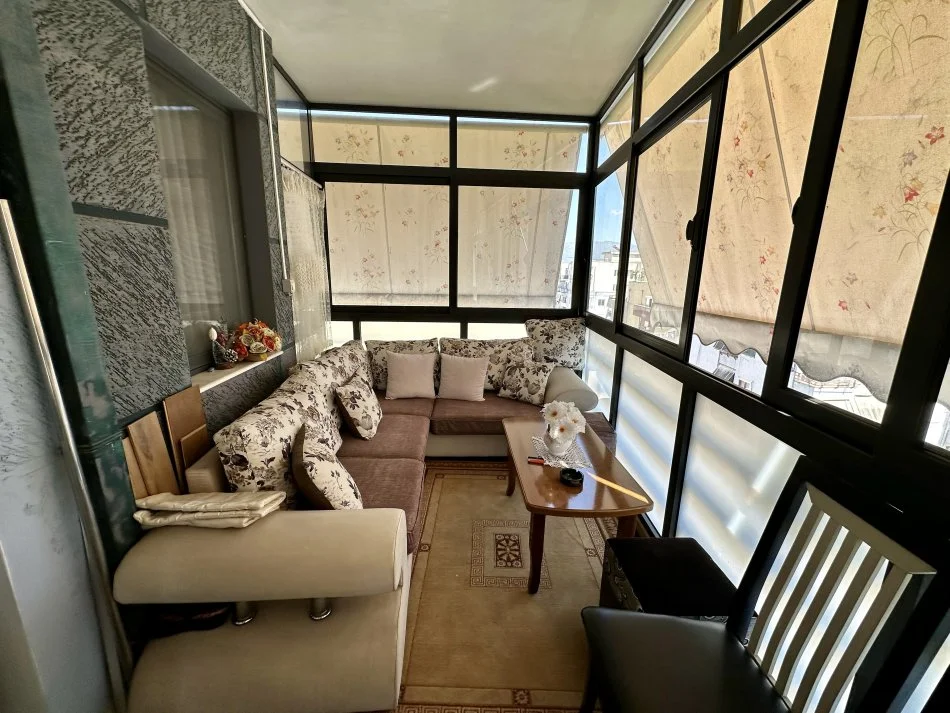 Tirane, jepet me qera apartament 2+1+Ballkon Kati 8, 97 m² 500 € (Rruga Thoma Koxhaj)