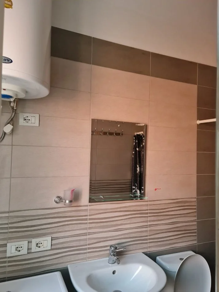 Tirane, jepet me qera garsonier Kati 5, 35 m² 400 € (Universiteti i Mjeksis , Qsut)