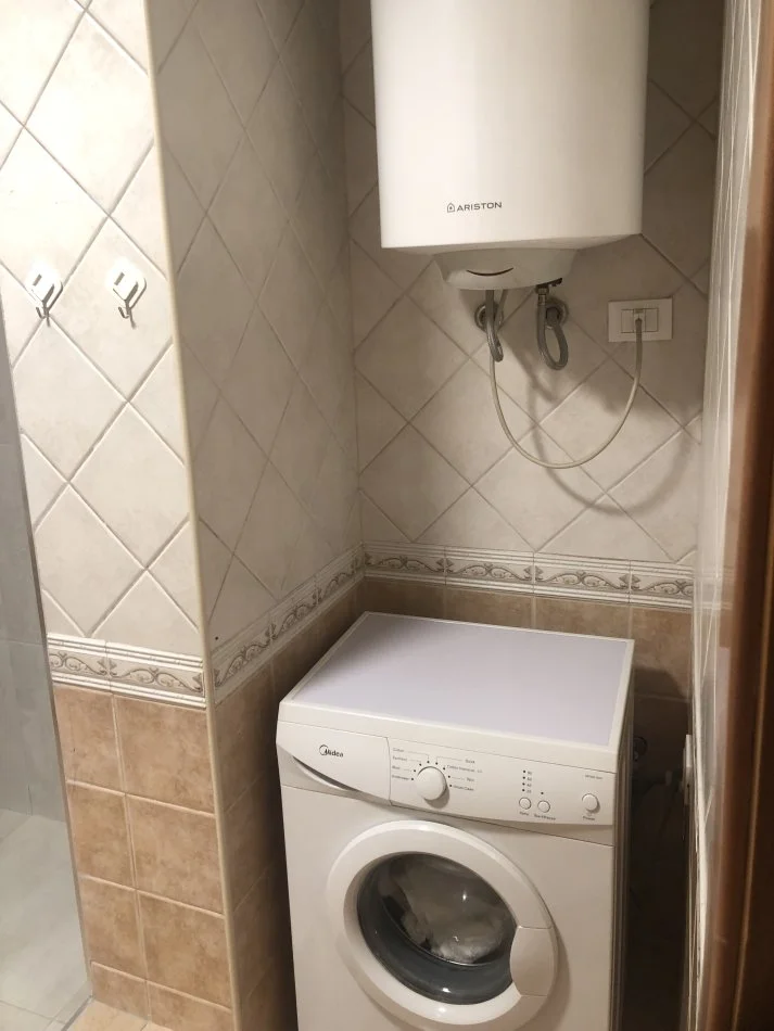 Tirane, jepet me qera apartament 1+1 Kati 8, 75 m² 960 € (Perlat Rexhepi)
