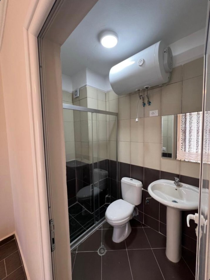 Tirane, jepet me qera apartament 2+1+Ballkon Kati 4, 118 m² 450 € (Yzberisht)