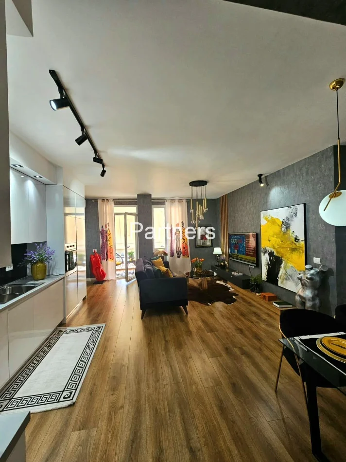 Tirane, jepet me qera apartament 1+1 Kati 5, 76 m² 800 € (mozaiku i tiranes)
