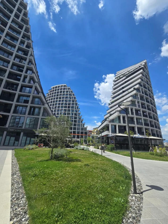 Tirane, shitet apartament 3+1 , 166 m² 