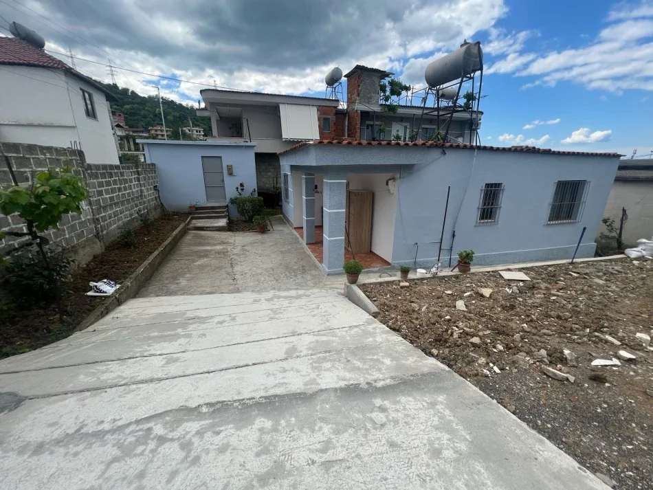 Tirane, jepet me qera shtepi 1 Katshe Kati 1, 400 m² 600 € (Bernardin Palaj)