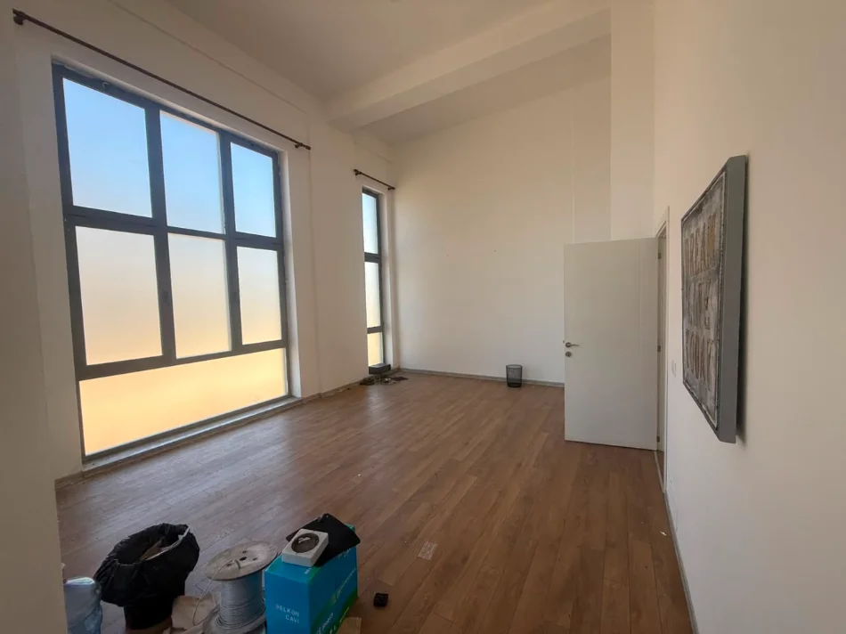 Tirane, jepet me qera ambjent biznesi Kati 1, 220 m² 1.500 € (Xhamllik)