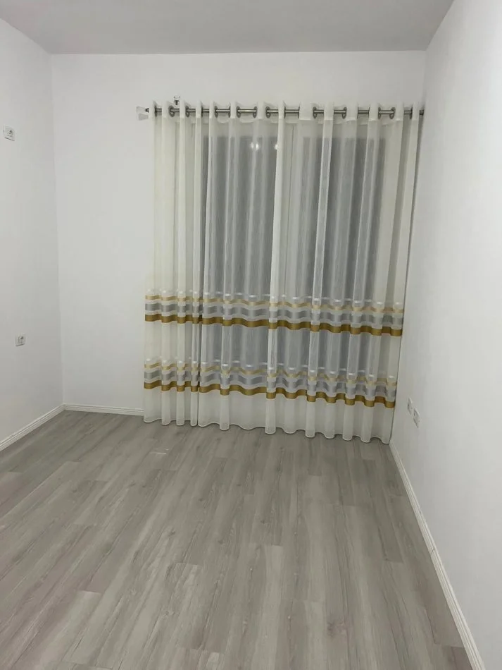 Tirane, jepet me qera apartament 3+1 Kati 3, 125 m² 650 € (RRUGA 5 MAJI)