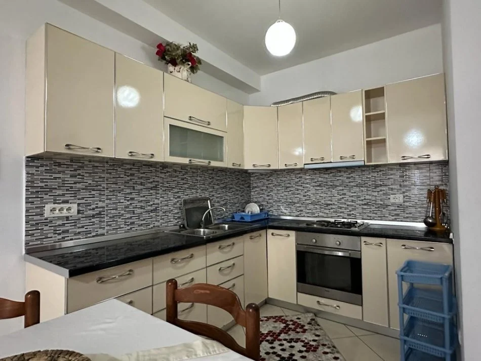 Tirane, jap me qera apartament 1+1 Kati 5, 63 m² 400 € (Astir)