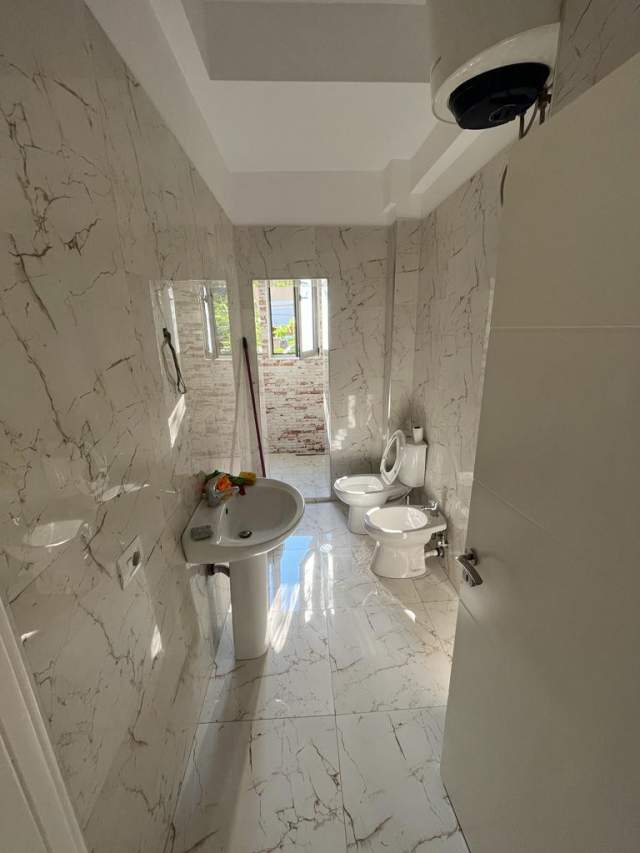 Tirane, jepet me qera ambjent biznesi Kati 2, 74 m² 400 Euro (rr. e Dibres prane Big Market)